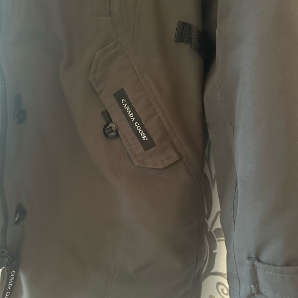Canada Goose Winter Parka. Ladies size large. - Picture 6 of 15